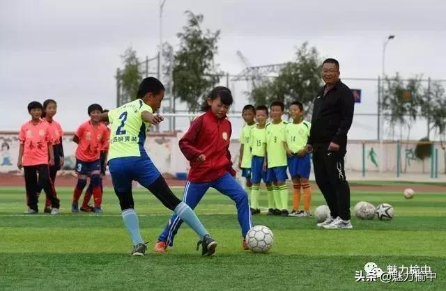 从兰州榆中县大山深处到英国赛场——和羊羔踢球的女孩儿