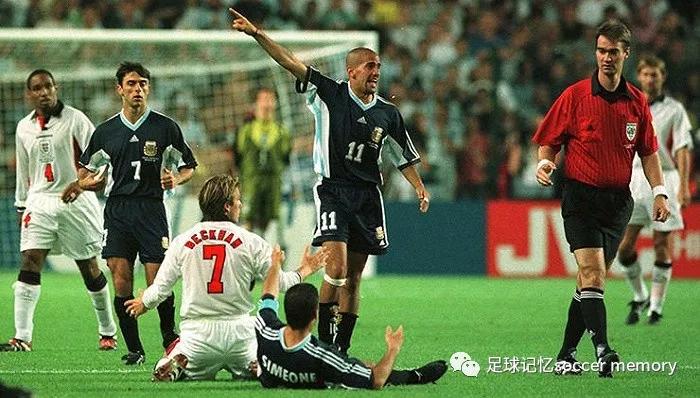 碧咸圆月弯刀,圆月弯刀蓝白玫瑰