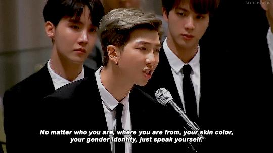 世界读书日｜别只顾着下场控评，跟着爱豆多读书才是正经事！