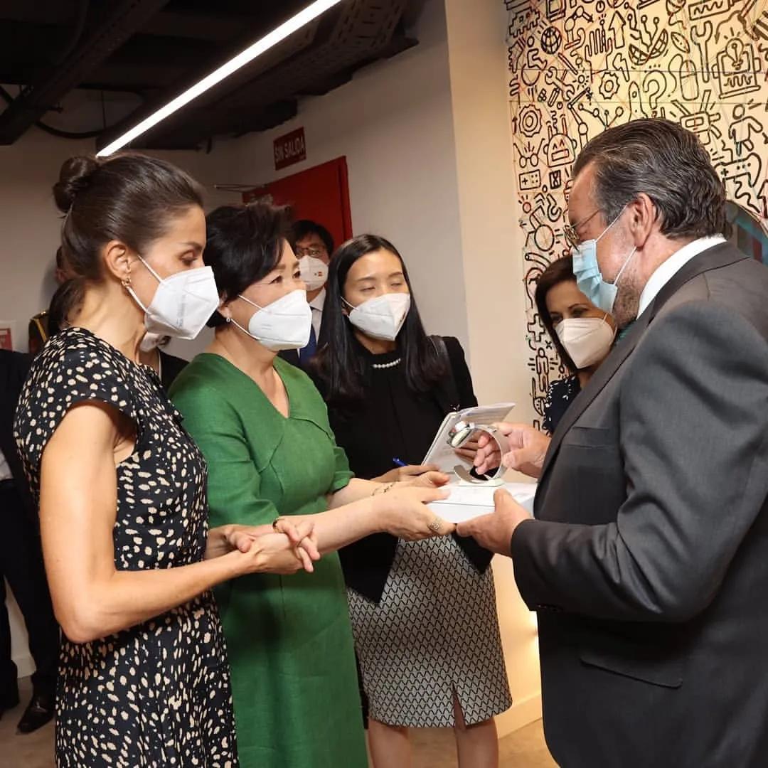 西班牙莱后不敌韩第一夫人，二穿旧裙老气突显，全靠高马尾撑精神