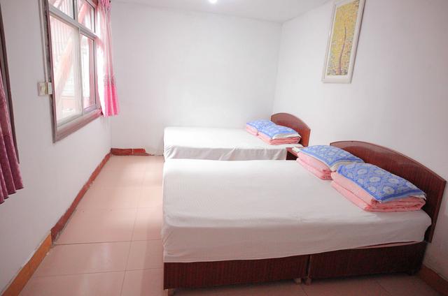 一轮骄阳升日照，二夜美梦伴海涛，三天渔家海鲜饱朋友同行欢笑多