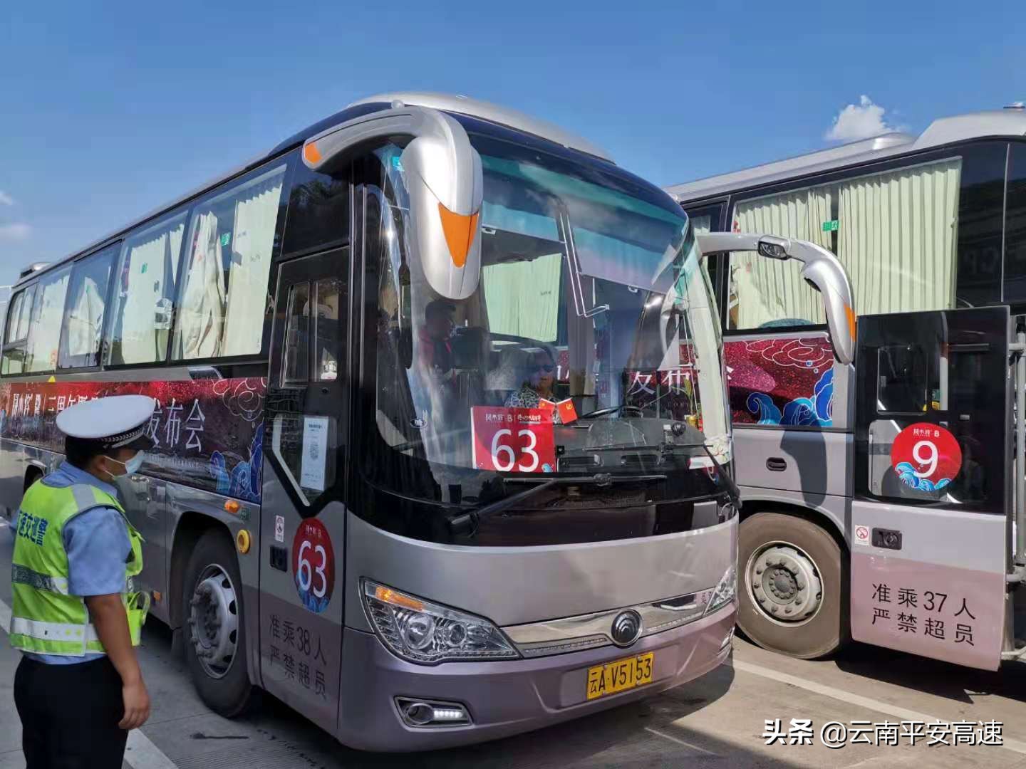 平安高速365|送平安！昆楚交警一小时登车检查139辆旅游大巴温馨提示3000余人“带”上安全