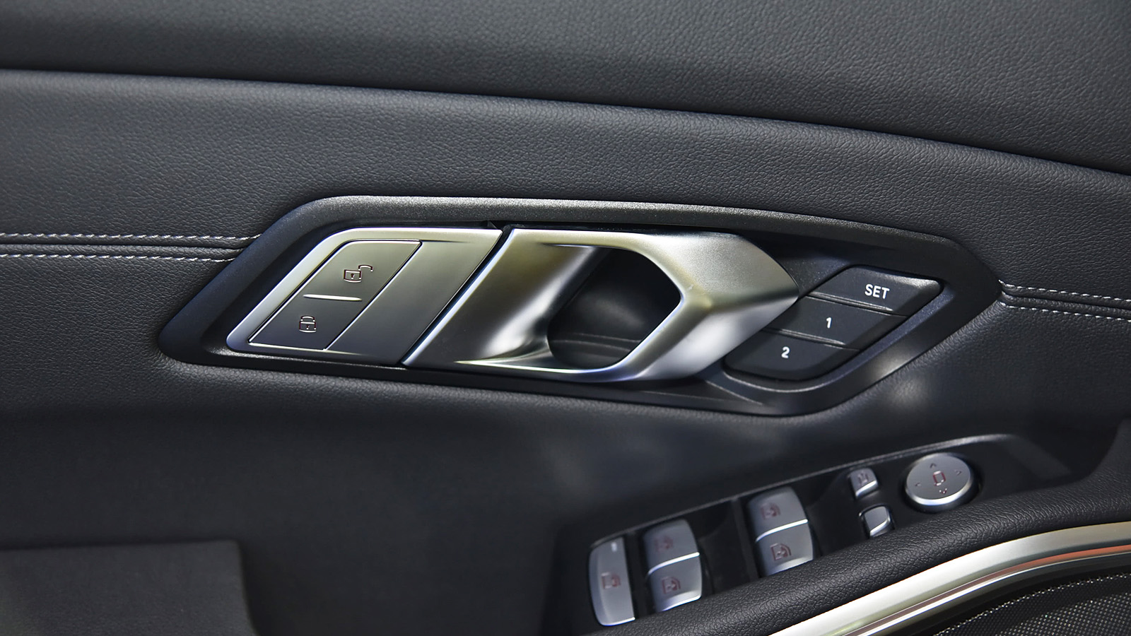 宝马330iM对比奔驰AMGA35L同价位/国产/性能/小弟车如何选?