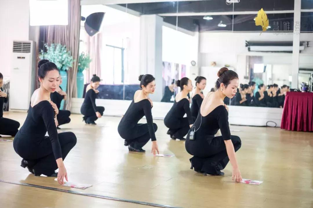 女性气质礼仪培训班,优雅仪态培训报名