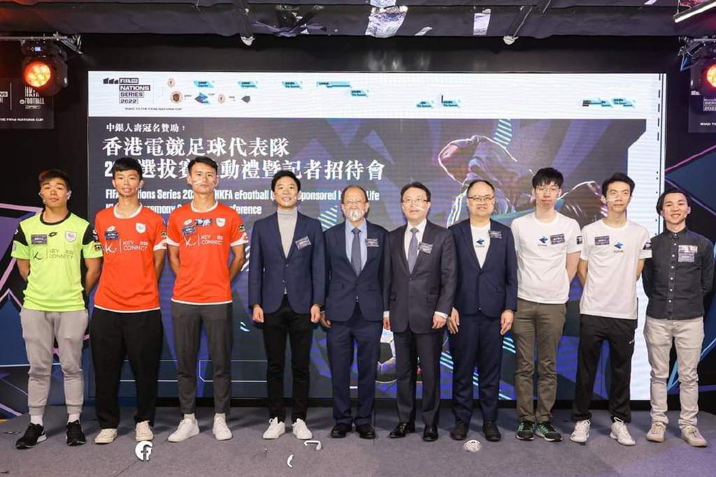 郭晶晶黑西装穿搭,郭晶晶穿蓝色裙配西装