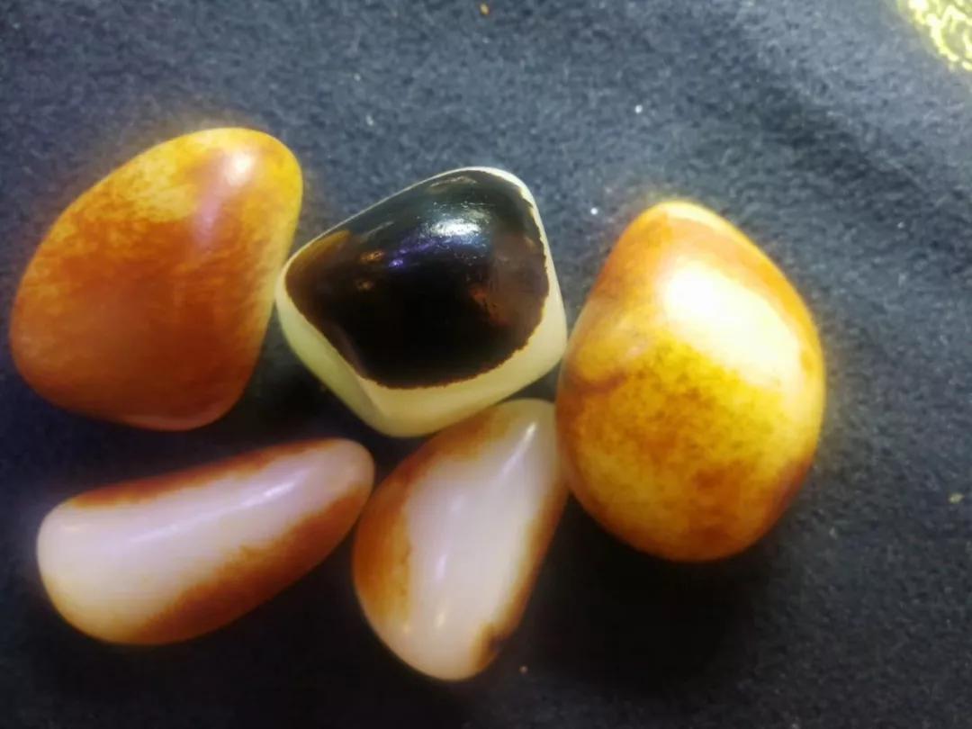 玉雕大师手里的黑青籽料,籽料皮色彰显玉雕灵气