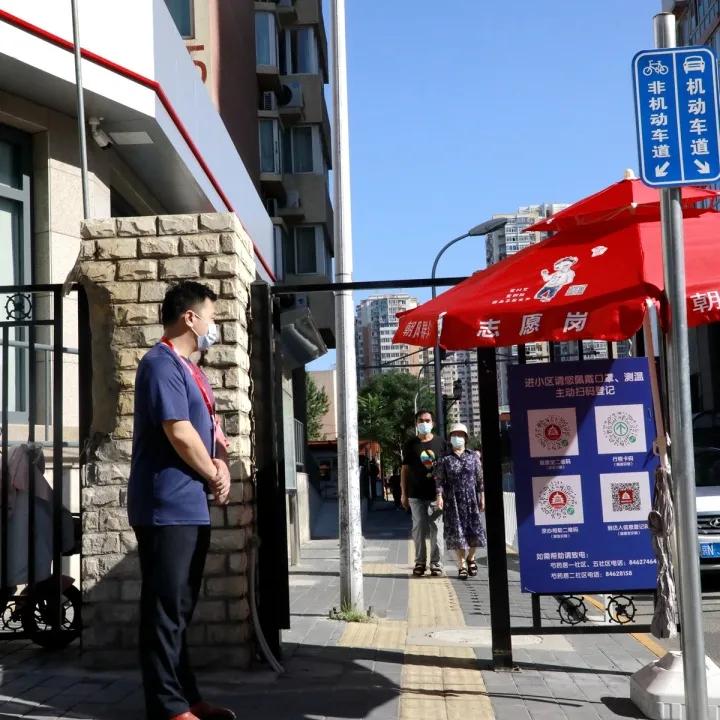 他们坚守在疫情防控一线,防控疫情他们在风雪中坚守