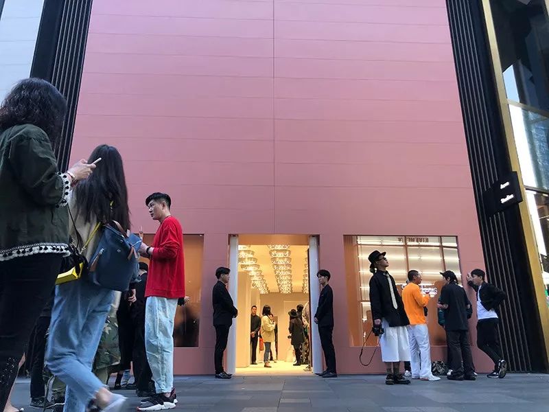 全球仅50多家店、年销售2亿欧元的Acne，门头竟然无LOGO？