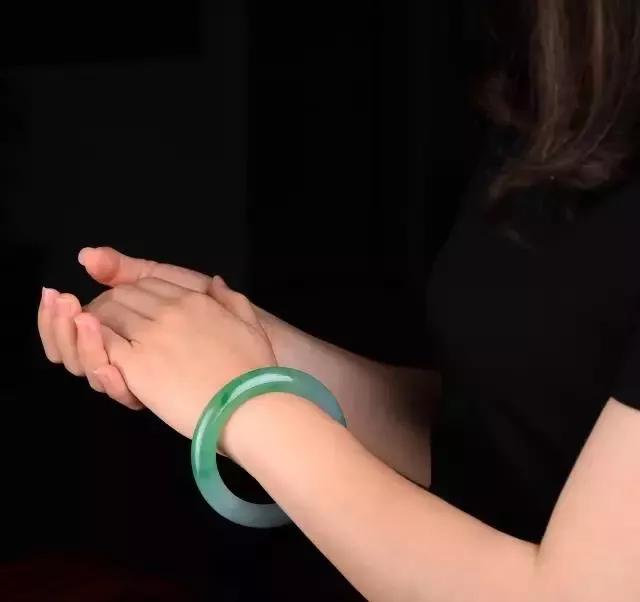 腕间风情翡翠手镯,腕上的玉镯