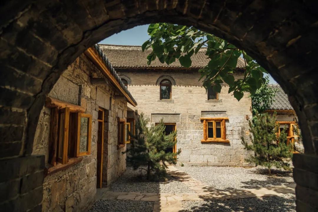 神仙眷侣辞掉高薪工作，爆改废弃山谷，造无边恒温泡池，全景树屋