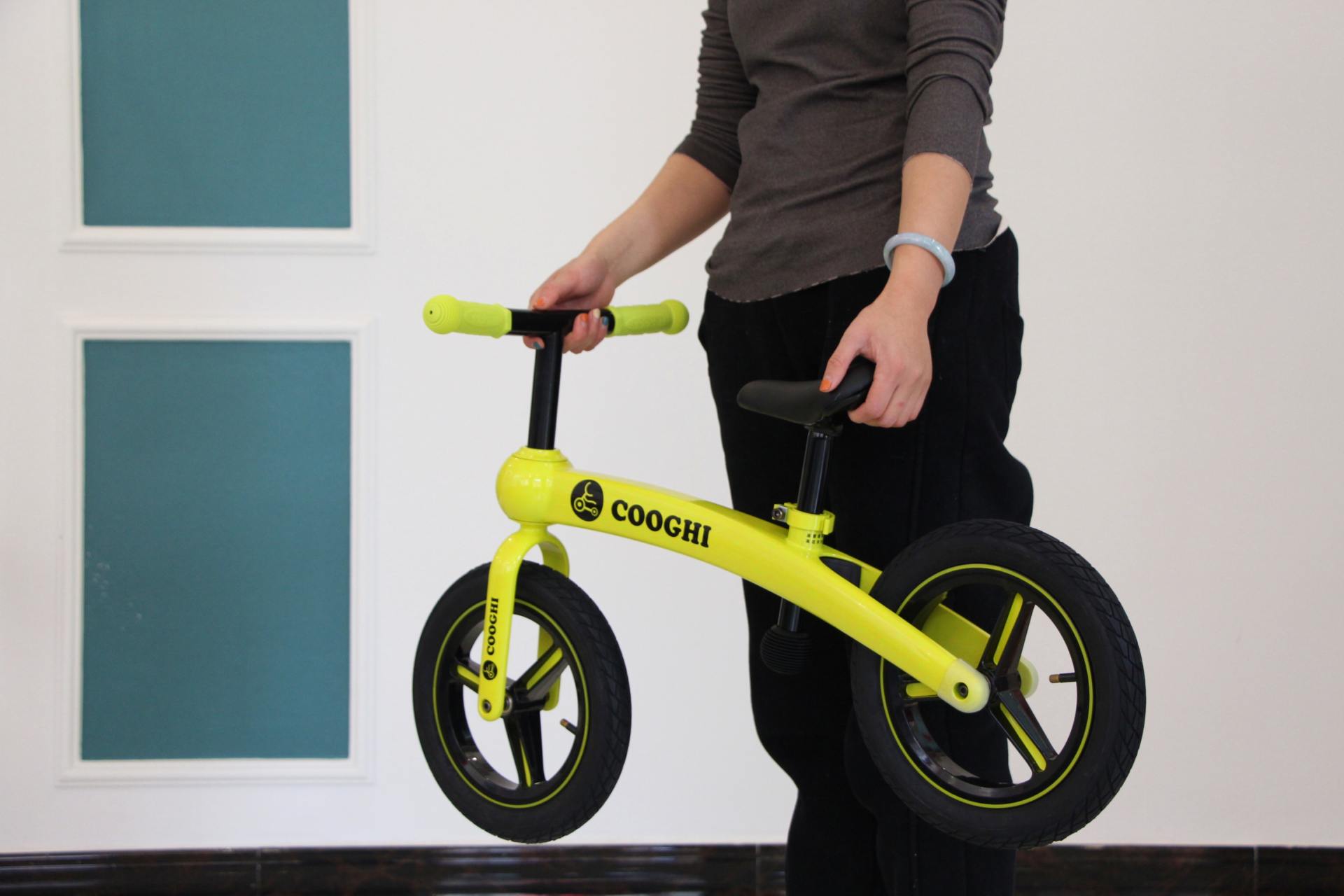 萌娃骑平衡车的视频,萌娃运动平衡车