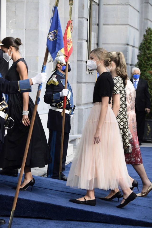 仅14岁西班牙公主首次官方演讲,西班牙14岁公主首穿高跟鞋