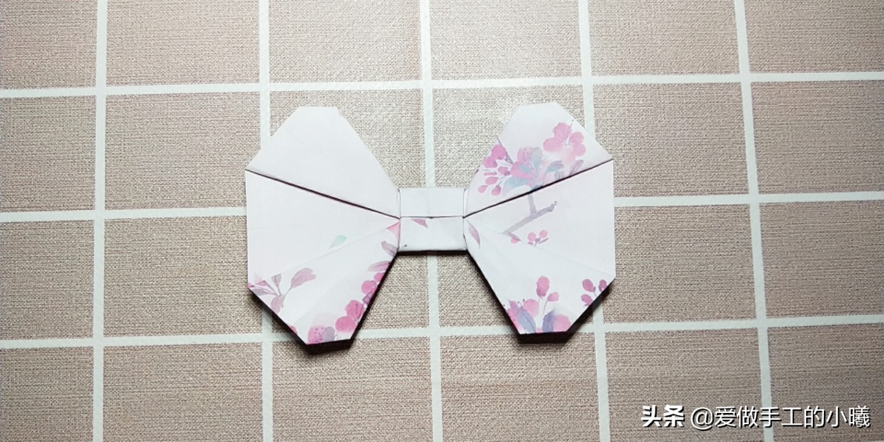 蝴蝶结折纸怎样贴在贺卡上好看,折纸简单又漂亮的蝴蝶结收纳盒