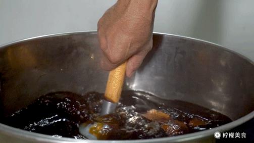 74岁的他,把一半的人生交给了这碗「黑暗甜品」