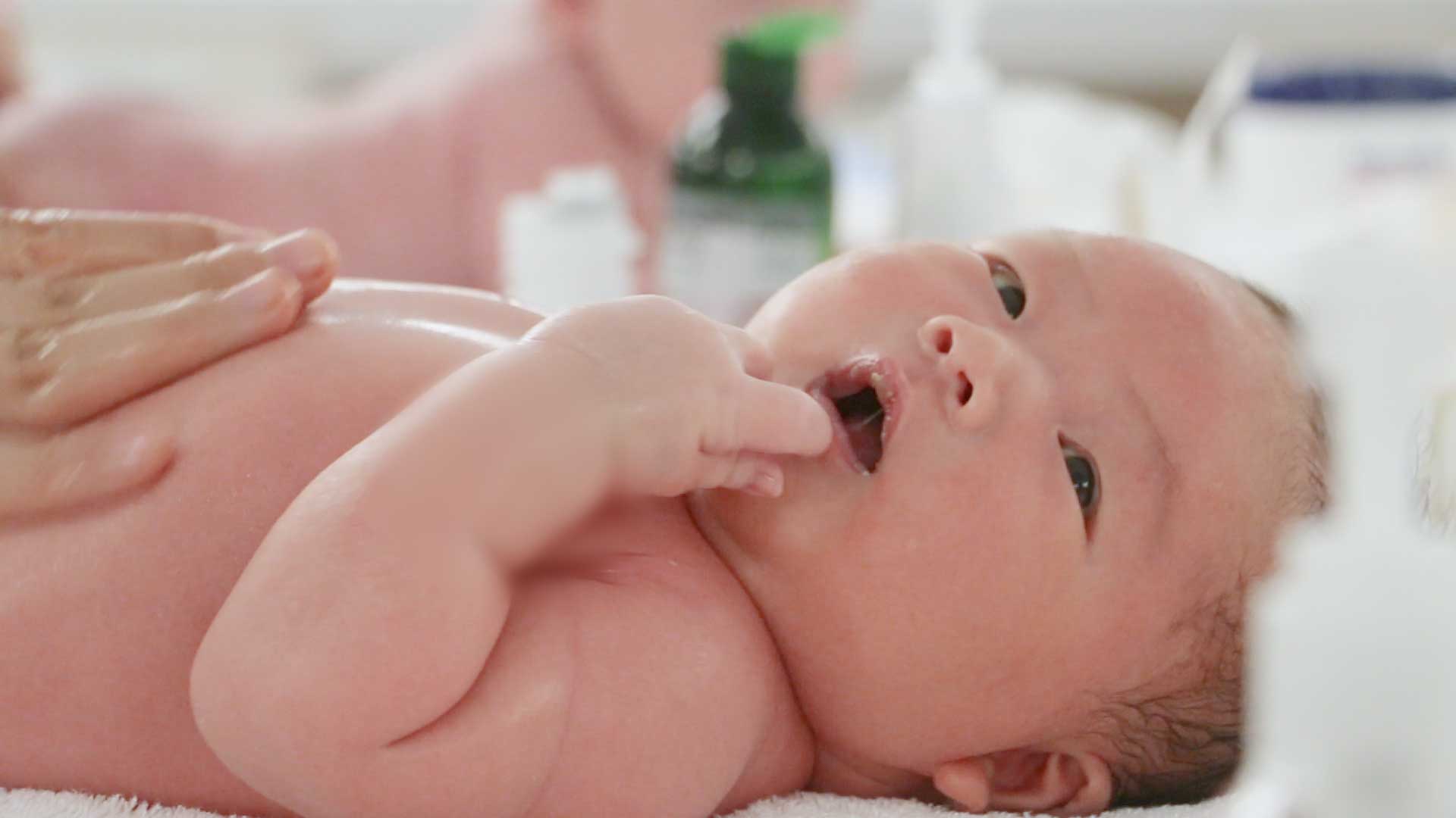 宝宝一般几个月学会一些简单动作,聪明宝宝从早教开始