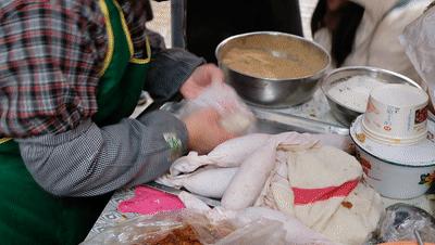 一年只休息2天，她坚持做了14年糯米团，美食背后有温情也有无奈