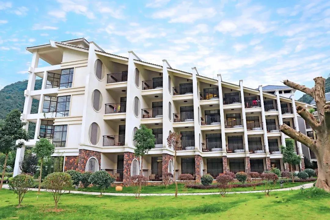 韶关的世外桃源，泡巴厘岛温泉，观小黄果树瀑布，享山景无边泳池