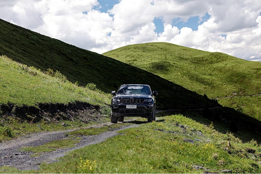 大切诺基全尺寸suv,进口版大切诺基四驱高性能版