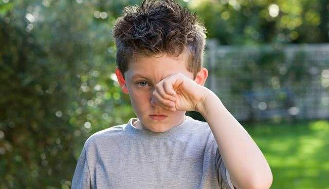 孩子挨打不还手是性格懦弱吗,孩子挨打不认错是什么心理