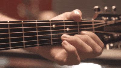 我用这把吉他，圆了青*梦春**