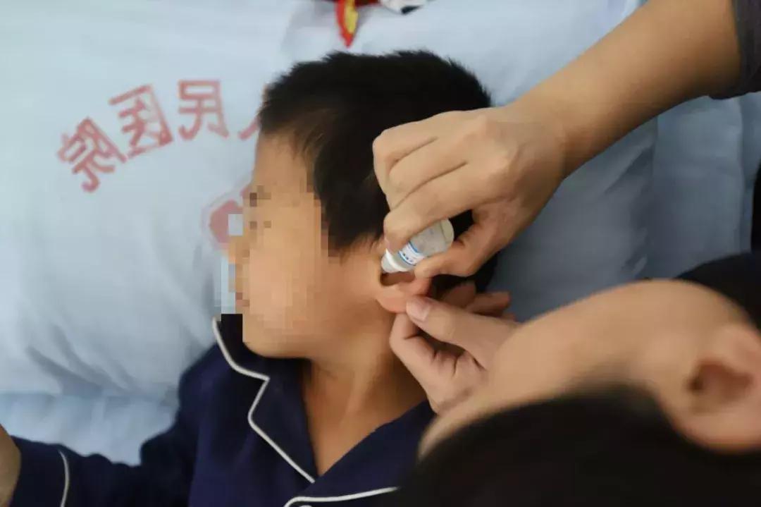 8岁男孩被泼开水后续,痛心七岁男童落水竟没人管