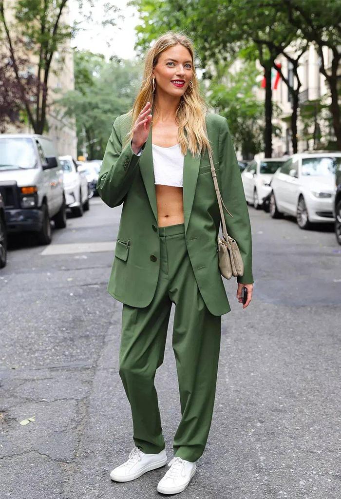 肩宽穿衣不好看怎么改善,肩宽西装怎么穿不显壮实120斤