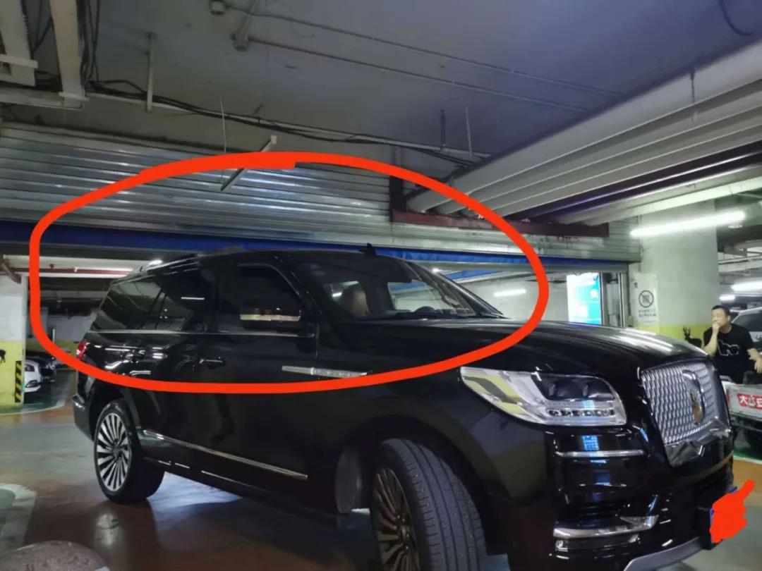 豪车被卡停车场减速带,百万豪车地下车库被拖走