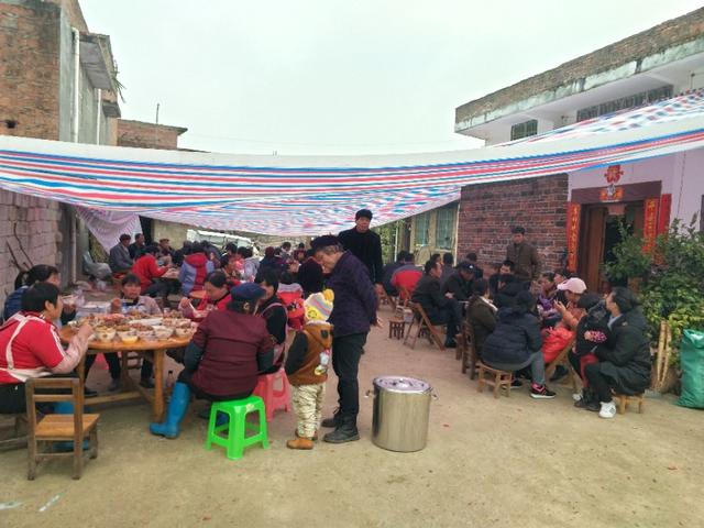 傻妞去吃双喜酒,农村不同的风俗不同的喜宴