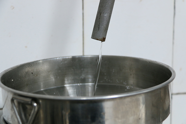 固态法酿酒出水了咋办,固态酿酒除苦方法