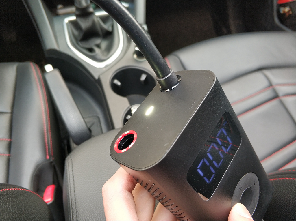 米家推出首款可以给汽车轮胎打气的设备，体积只有一个手机那么大