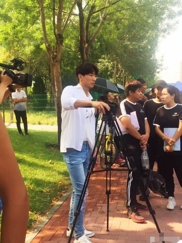 张亮凌晨脚受伤，却被网友骂“弃糟糠得报应”，他怒怼对方没脑子