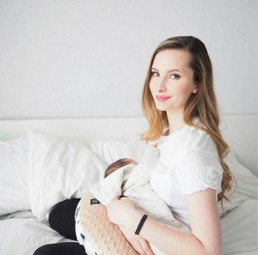 宝宝溢奶时总仰头怎么办,小宝宝溢奶怎么平躺调整头型