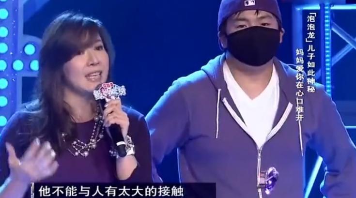 儿子患有泡泡龙疾病妈妈坚持治疗,男孩患罕见病妈妈照顾