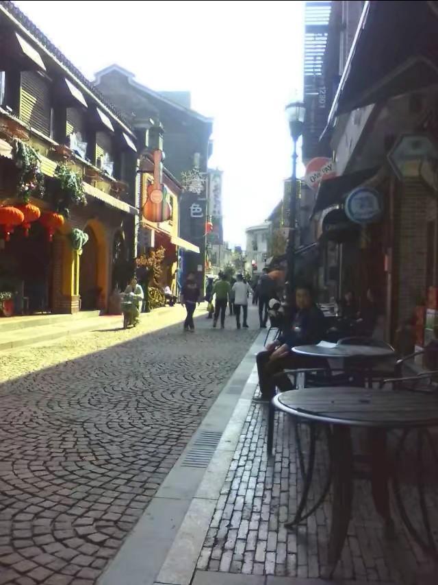 年轻人的儿童乐园,宁波老外滩酒吧一条街