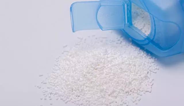 白色衣服脏清洗的神器,脏衣服不用洗只需泡一泡就干净了