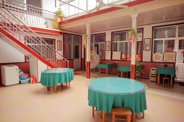 一轮骄阳升日照，二夜美梦伴海涛，三天渔家海鲜饱朋友同行欢笑多