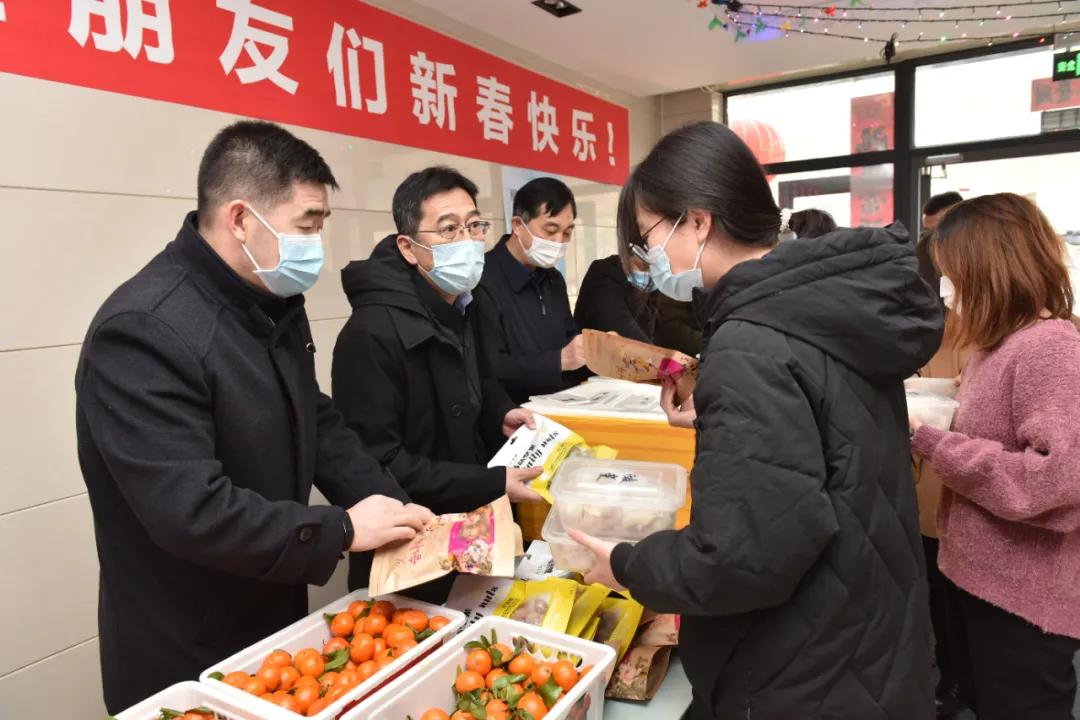 社区总工会慰问春节坚守岗位职工,工会走访慰问公司一线员工