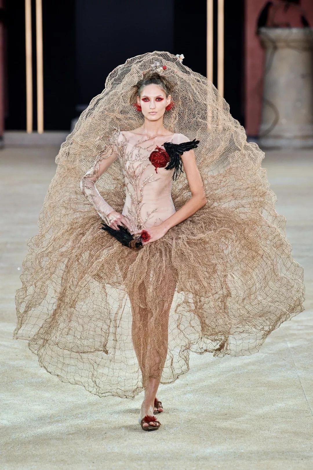 东方元素终于闪耀在时装金字塔尖 (东方元素时装周放异彩)