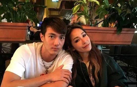 萧亚轩晒昔日头部受伤照片，头部裂开一道口子，伤口触目惊心