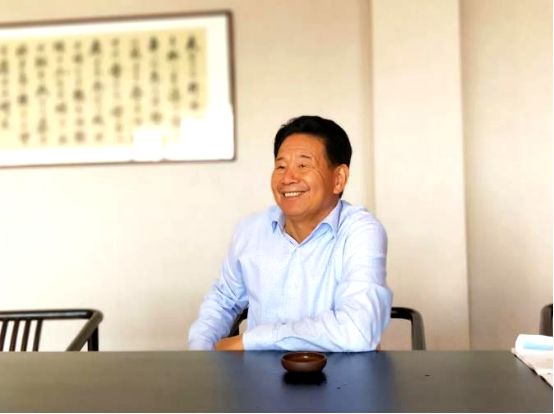 一瓶生发精仨首富，他开上了中国第一辆法拉利，名字还曾上太空！