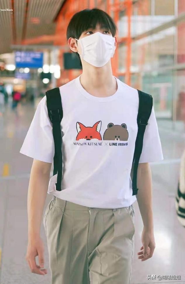 男人过了40岁,买短袖要谨记“3不要”,显得俗气廉价,谁穿谁丑