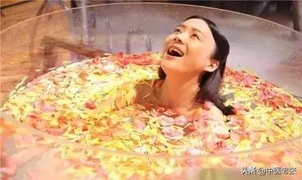 老人身上为什么总有股“老人味”？牢记这两个方法，不怕被人嫌弃