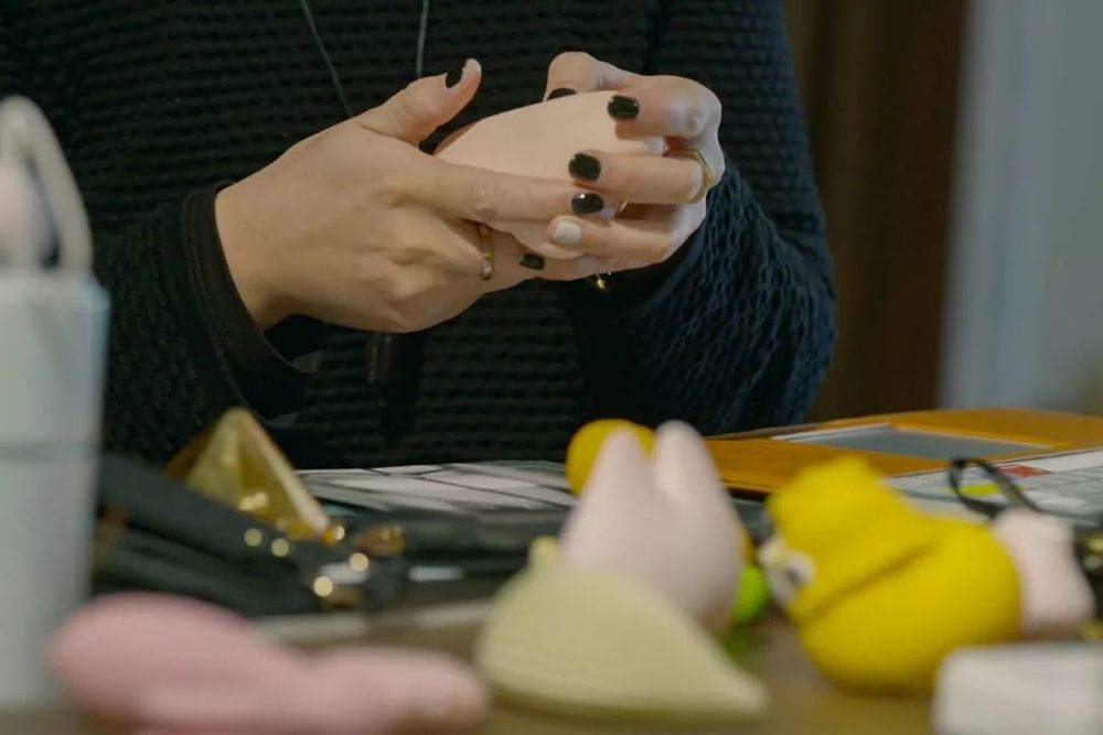 她是一个情趣玩具测评师，亲自试用了1000种产品