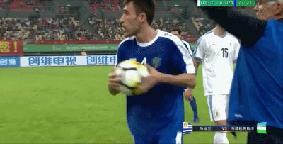 真的秀！中国杯赛场现杂耍一幕，皮球被吸在头顶3秒钟都不掉地