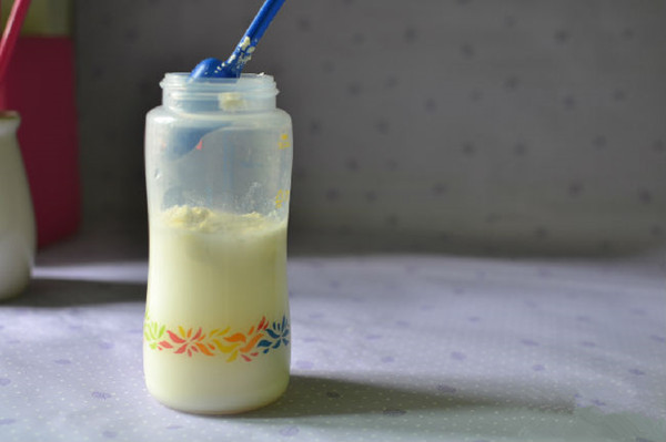 给宝宝冲奶粉时总是有泡沫，可能是这4个原因，宝妈需要了解