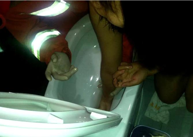 百岁老人被卡马桶消防10分钟救出,七旬老人被卡一夜消防员钻墙缝救