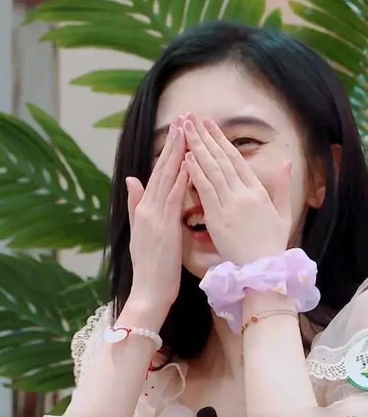 鞠婧祎为什么老是笑时遮脸,鞠婧祎的笑与哭反差有多大