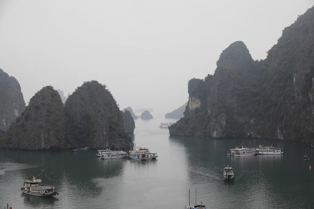 这里虽然风景如画人们生活的却很凄惨没日没夜的追着大船讨生活