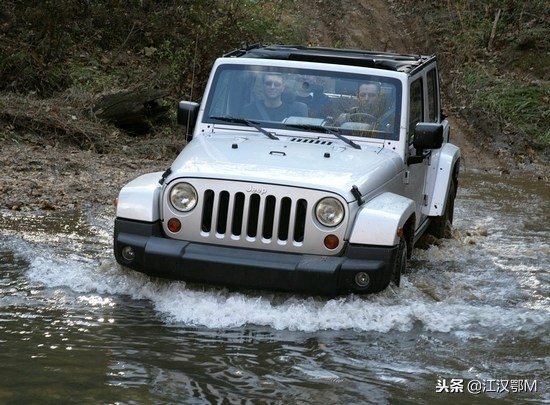 车辆涉水后车头冒白烟，汽车涉水步骤介绍