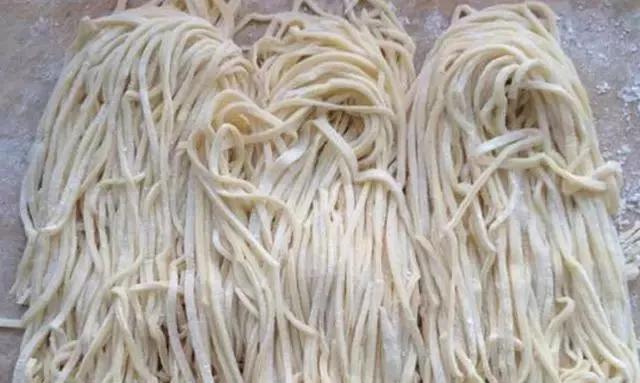 面条怎么做手擀面不用碱,面条新吃法擀面几分钟口感劲道